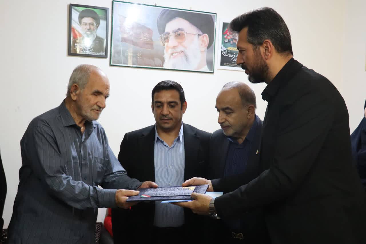 دیدار رئیس فدراسیون روئینگ و مدیرکل ورزش و جوانان خوزستان با خانواده شهید ورزشکار محمد فرهادزاده